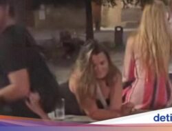 Ngawur! Turis Wanita Renang Telanjang Dada Di Air Mancur Bersejarah