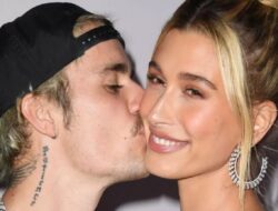 Hailey Baldwin Kuatkan Mental Justin Bieber yang Terseret Perkara Hukum Hukum P Diddy, Pakai Kalung Inisial JBB