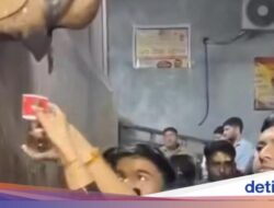 Warga Antre Air Suci Ke Kuil India, eh Ternyata Air AC