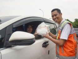 Berbagi Momen Nataru Ceria, Astra Tol Cipali Beri Bingkisan dan Sapa Pemakai Jalan Ke Rest Area KM 130