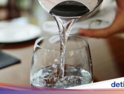 Wanita Ini Kesal Dikenai Biaya Pesanan Air Hangat Ke Resto