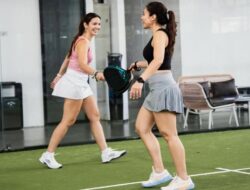 5 Potret Seru Nia Ramadhani & Wulan Guritno Main Padel, OOTD Gayaolahraga Hot Mom