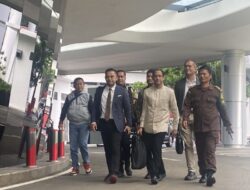 Nadiem Makarim Tiba Ke Kejagung, Bawa Kantong Warna Hitam dan Didampingi Pengacara