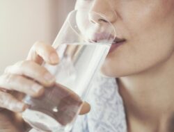 10 Bahaya Mengintai Hingga Balik Kebiasaan Kurang Minum Air Putih, Ada Risiko Stroke