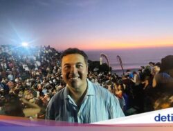 Potret Rifat Sungkar Nikmati Sunset Magis dan Tari Kecak Di Uluwatu