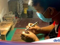Bersama Limbah Kayu Disulap Menjadi Penunjuk Waktu