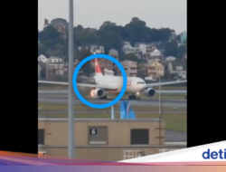 Sudah Siap-siap Terbang, eh Tiba-tiba Api Menyembur Di Mesin Pesawat