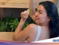 Pesona Ariel Tatum Pada Masak Steak, Tampil Cantik dan Trendi
