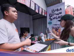 Dukung Pelaku Ekonomi Kecil, Ayu Ting Ting Jajan Bakso dan Soto Mie Gerobakan