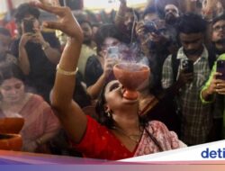 Meriah, Umat Hindu Rayakan Durga Puja Di Tarian Tradisional Ke Kolkata