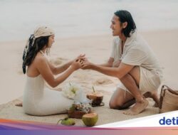 Romantis! Sean Gelael Lamar Hana Malasan Pada Piknik Di  Pantai Sumba