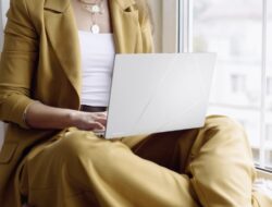 Punya Mobilitas Tinggi? Ini Alasan Laptop Tipis Cocok Untuk Anda!