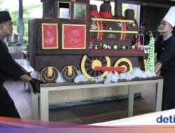 Kereta Natal Cokelat Setinggi Satu Meter Curi Perhatian