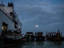 KRI dr Soeharso Buka Layanan Medis Bagi Korban Bencana Aceh Ke Ditengah Terhambatnya Akses Darat