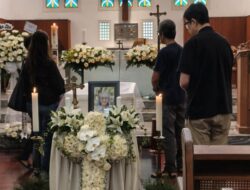Pelayat Silih Berganti Doakan Mendiang Romo FX Mudji Sutrisno Hingga Kapel Kolese Kanisius Jakarta