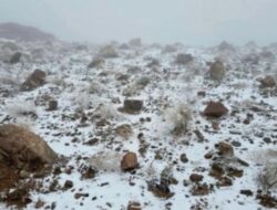 Salju Menyelimuti Pegunungan Al-Lawz Ke Arab Saudi