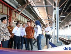 Di Gibran Kunjungi Stasiun Tawang Semarang