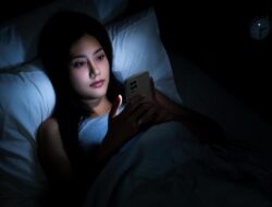 Susah Terlelap Di Malam Hari? Screentime Dulu Ternyata Aman Kok, Ini Alasannya