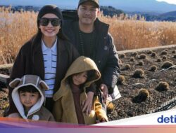 Momen Manis Chelsea Olivia dan Glenn Alinskie Jajan Mochi dan BBQ Di Jepang