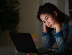 Jarang Tidur Malam Lantaran Banyak Lemburan? Begini Cara Menebusnya Hingga Siang Hari