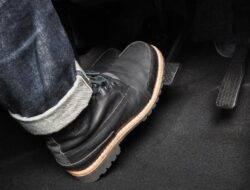 Lagi Nyetir Rem Kendaraan Pribadi Mendadak Blong, Harus Bagaimana?