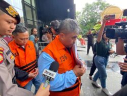 Penampakan 5 Individu Terduga Tindak Kejahatan Suap Pemeriksaan Retribusi Negara Hingga Jakut Digiring Hingga Kendaraan Pribadi Tahanan