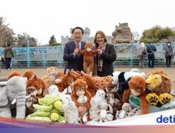 Monyet Punch dan Boneka Ora-Mama yang Selalu Dipeluknya