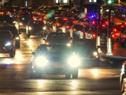 Gampang Silau Di Berkendara Malam Hari? Praktisi Medis Mata Sarankan Periksa