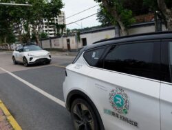 Ratusan Robotaxi Tiba-tiba Mogok, Penumpang Terlantar Hingga Di Jalan