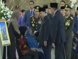 Kepala Negara Prabowo Salami Keluarga 3 Prajurit TNI yang Gugur Di Lebanon