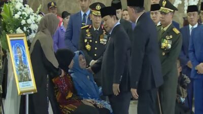 Kepala Negara Prabowo Salami Keluarga 3 Prajurit TNI yang Gugur Di Lebanon