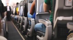 Jendela Pesawat Ryanair Pecah, Kenapa Penumpang Bisa Sampai ‘Tersedot’ Keluar?
