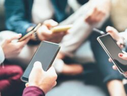 Awas ‘Phone Body’, Postur Tubuh Berubah Akibat Keseringan Main HP