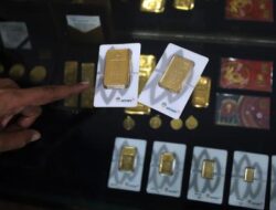Harga Emas Antam Hari Ini Turun Rp30.000 per Gram, Cek Daftarnya