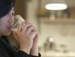 Benarkah Minum Susu Ke Malam Hari Bisa Bikin Tidur Nyenyak?