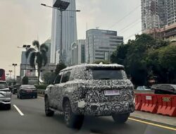 SUV Diduga Mitsubishi Pajero Seliweran Ke Jalan Tol Indonesia