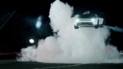 FOTO: Protes Kendaraan Listrik Tesla Roadster Jalan Terbalik dan Salto Hingga Udara