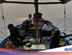 Bukan Ngadem Di Ruangan, Mereka Malah Nyemplung Hingga Laut Jakarta Buat Mancing